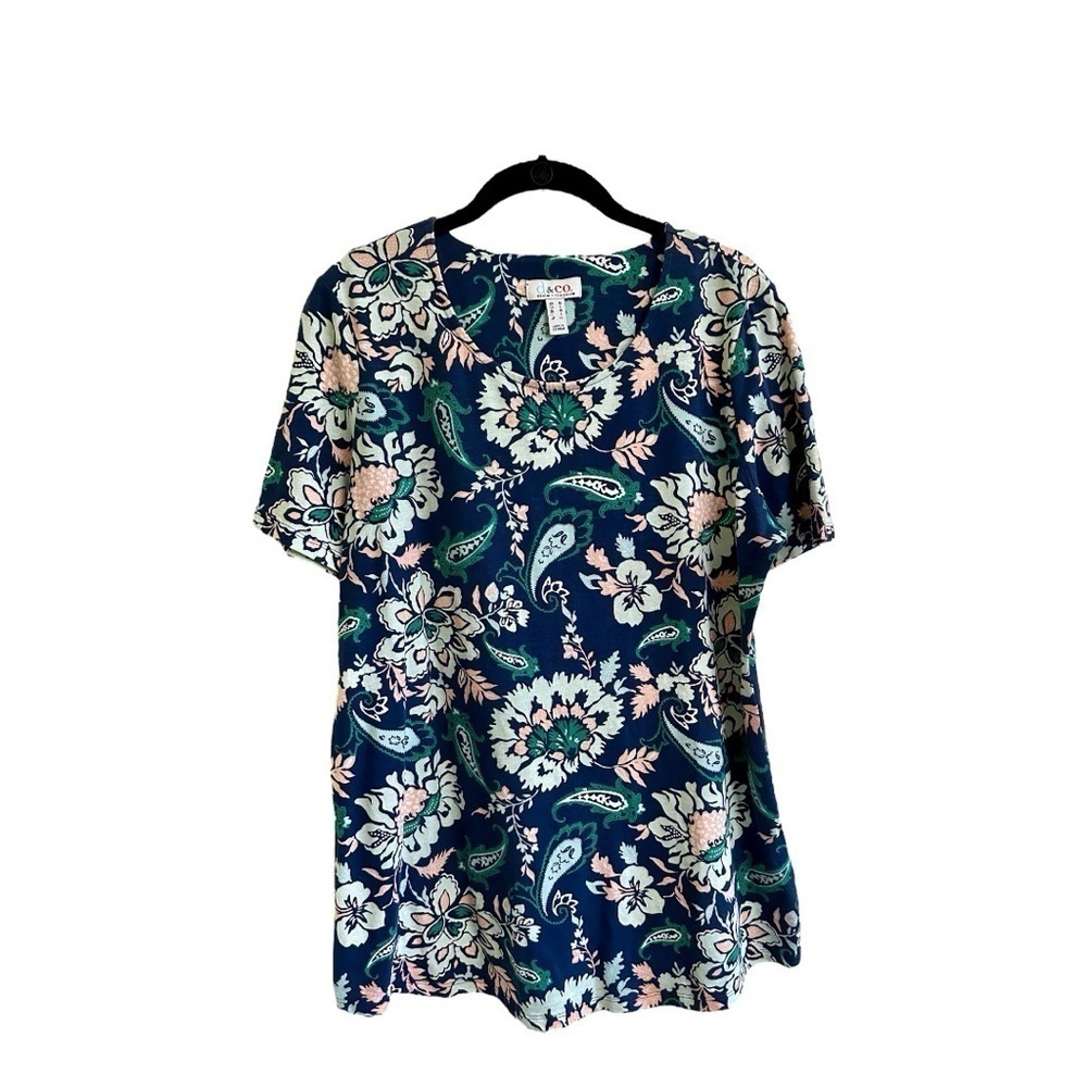 DENIM & COMPANY, WOMENS PULLOVER TOP. NAVY BLUE PAISLEY, SHORT SLEEVE. SIZE M